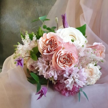 Романтичный свадебный букет из ранункулюсов, астильбы и пионовидной розы Ноты Нежности