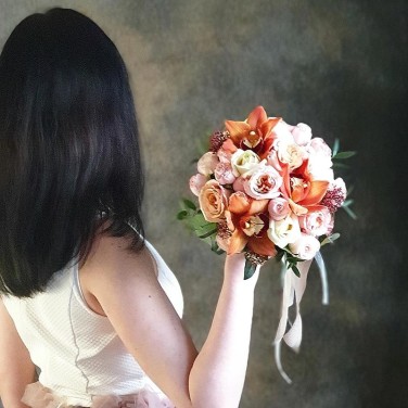 Необычный букет невесты из орхидей, роз и скиммии Карамель