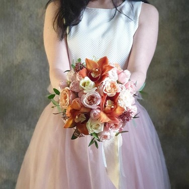 Необычный букет невесты из орхидей, роз и скиммии Карамель