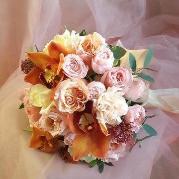 Необычный букет невесты из орхидей, роз и скиммии Карамель