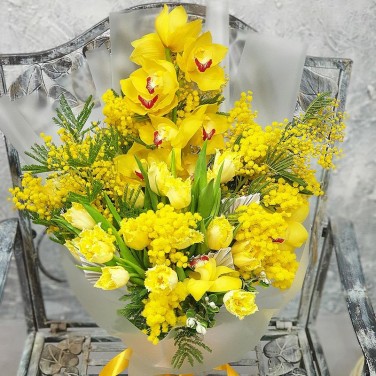 Большой желтый букет из цимбидиума и мимозы