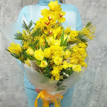 Большой желтый букет из цимбидиума и мимозы