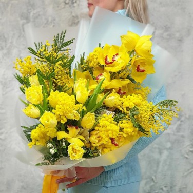 Большой желтый букет из цимбидиума и мимозы