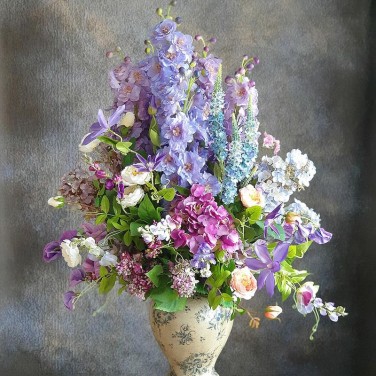 Композиция из исскуственных цветов в вазе