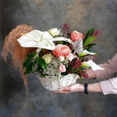 Корзина с розами, антуриумом и картадерией