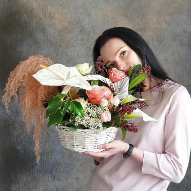 Корзина с розами, антуриумом и картадерией
