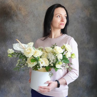 Шляпная коробка с антуриумом, розами и эустомой