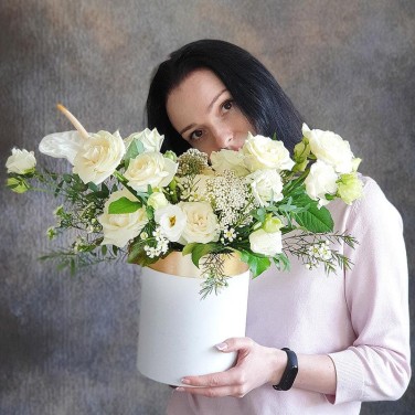 Шляпная коробка с антуриумом, розами и эустомой