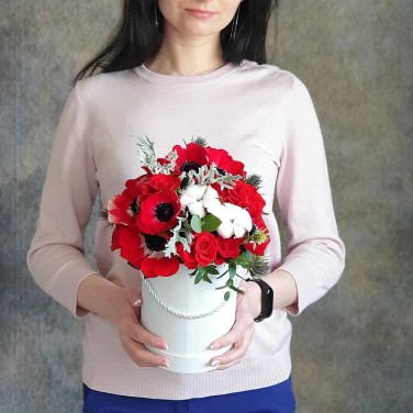 Шляпная коробка с анемонами, хлопком и сенецио