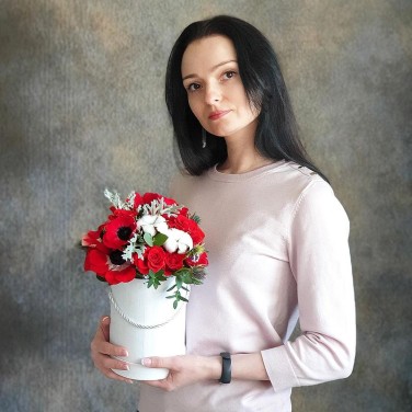 Шляпная коробка с анемонами, хлопком и сенецио