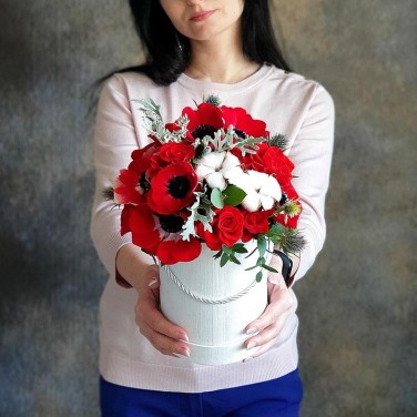 Шляпная коробка с анемонами, хлопком и сенецио