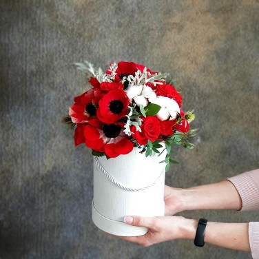 Шляпная коробка с анемонами, хлопком и сенецио