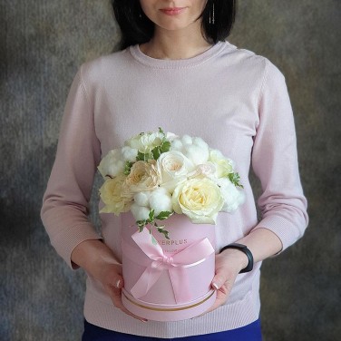 Шляпная коробка с белыми розами, хлопком и зеленью