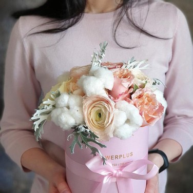 Шляпная коробка с хлопком и розами