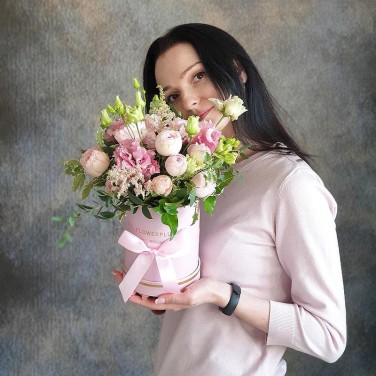 Шляпная коробка с розами и лизиантусом