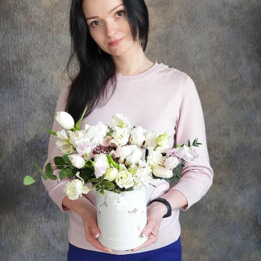 Шляпная коробка с белыми тюльпанами, эустомой