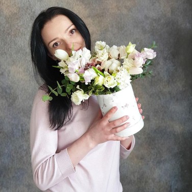 Шляпная коробка с белыми тюльпанами, эустомой