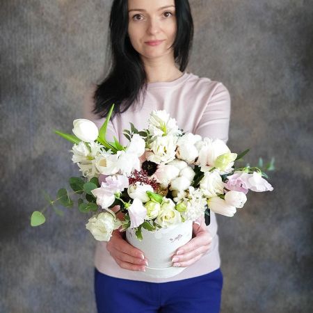 Шляпная коробка с белыми тюльпанами, эустомой