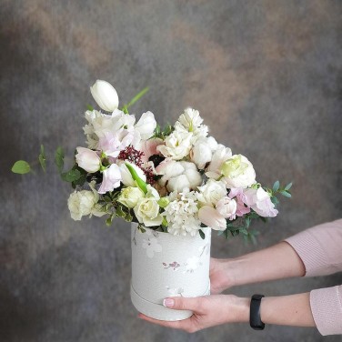 Шляпная коробка с белыми тюльпанами, эустомой