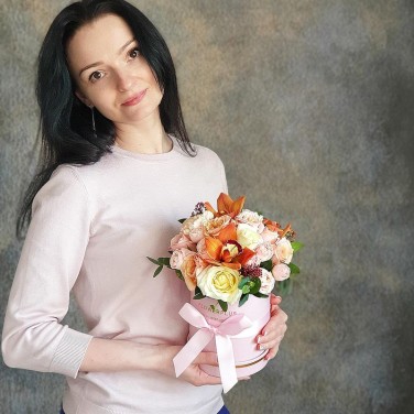 Шляпная коробка из роз и орхидей Карамельный Тирамису