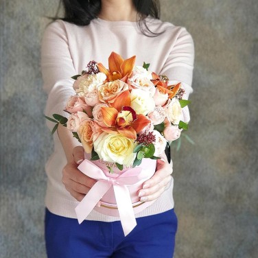 Шляпная коробка из роз и орхидей Карамельный Тирамису