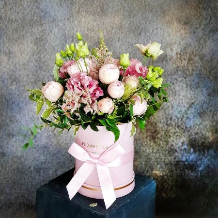 Шляпная коробка с розами и лизиантусом