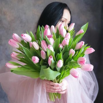 Охапка розовых тюльпанов
