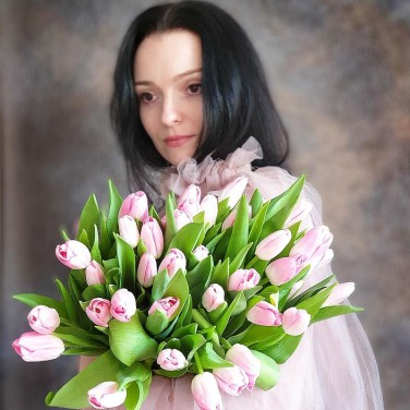 Охапка розовых тюльпанов
