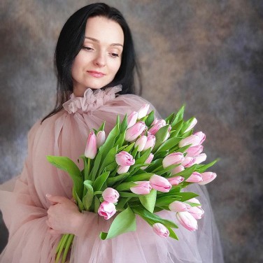 Охапка розовых тюльпанов
