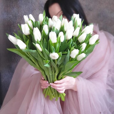 Охапка белых тюльпанов