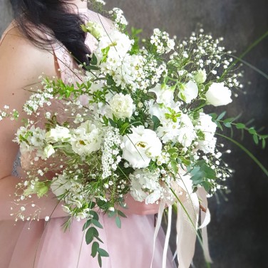 Белый свадебный букет из эустомы, хамелациума, прунуса Легкость Бытия