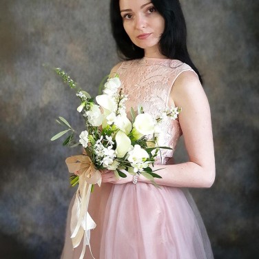 Белый свадебный букет из калл, фрезий и латируса Легенды Греции