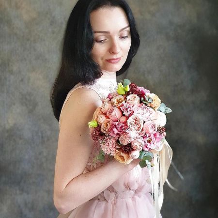 Розовый букет невесты из пионовидных роз, скиммии и эустомы Чашечка Мечты