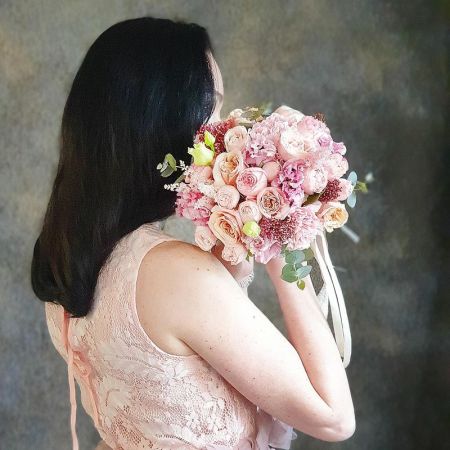 Розовый букет невесты из пионовидных роз, скиммии и эустомы Чашечка Мечты
