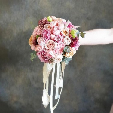Розовый букет невесты из пионовидных роз, скиммии и эустомы Чашечка Мечты