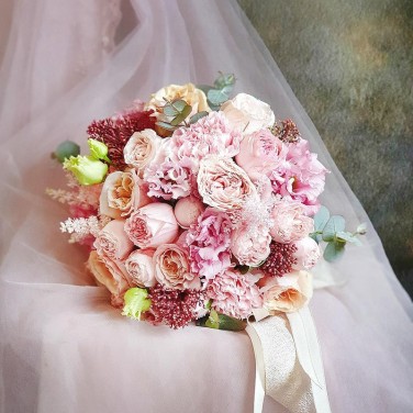 Розовый букет невесты из пионовидных роз, скиммии и эустомы Чашечка Мечты