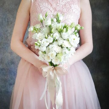 Белый букет невесты из эустомы, маттиолы и кустовой розы Крылья Ангела
