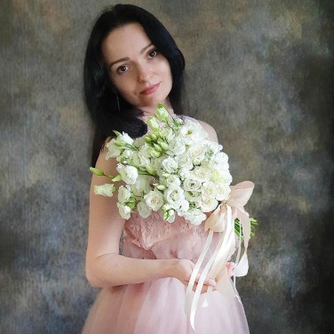 Белый букет невесты из эустомы, маттиолы и кустовой розы Крылья Ангела