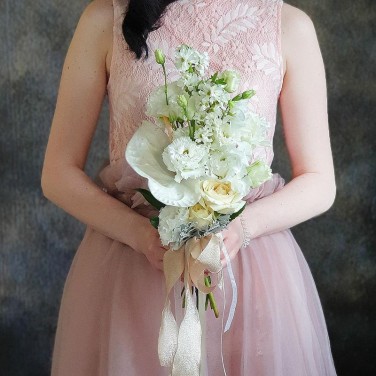 Белый свадебный букет из антуриума, эустомы, прунуса Мел Желаний