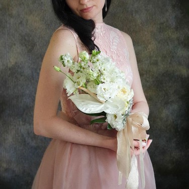 Белый свадебный букет из антуриума, эустомы, прунуса Мел Желаний