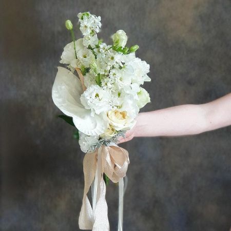Белый свадебный букет из антуриума, эустомы, прунуса Мел Желаний