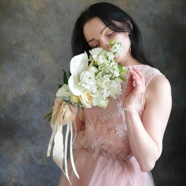 Белый свадебный букет из антуриума, эустомы, прунуса Мел Желаний