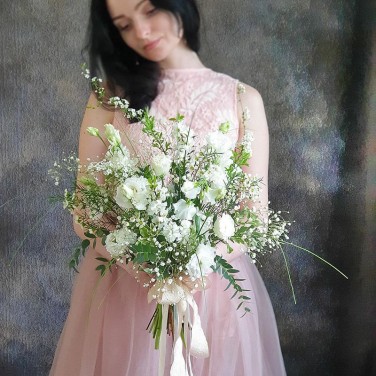 Белый свадебный букет из эустомы, хамелациума, прунуса Легкость Бытия