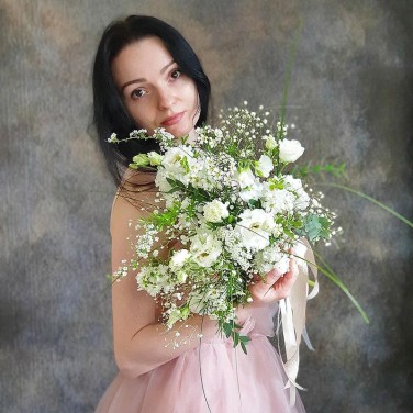 Белый свадебный букет из эустомы, хамелациума, прунуса Легкость Бытия