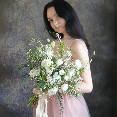 Белый свадебный букет из эустомы, хамелациума, прунуса Легкость Бытия