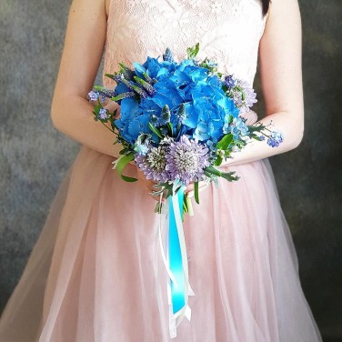 Голубой свадебный букет из гортензии, скабиозы и вероники Утопия