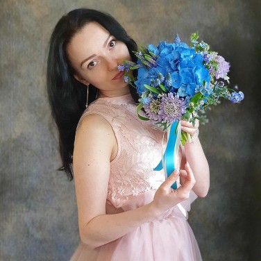 Голубой свадебный букет из гортензии, скабиозы и вероники Утопия