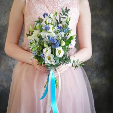 Бело-голубой букет невесты из эустомы, незабудки и мускарей Россыпь топазов