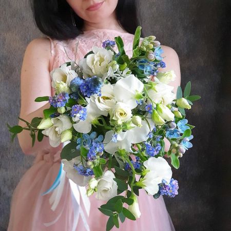 Бело-голубой букет невесты из эустомы, незабудки и мускарей Россыпь топазов