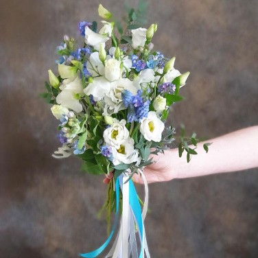 Бело-голубой букет невесты из эустомы, незабудки и мускарей Россыпь топазов